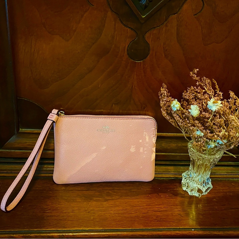 Coach Leather Corner Zip Wristlet Faded Blush Pink Interior Pockets 4 In x 6 In